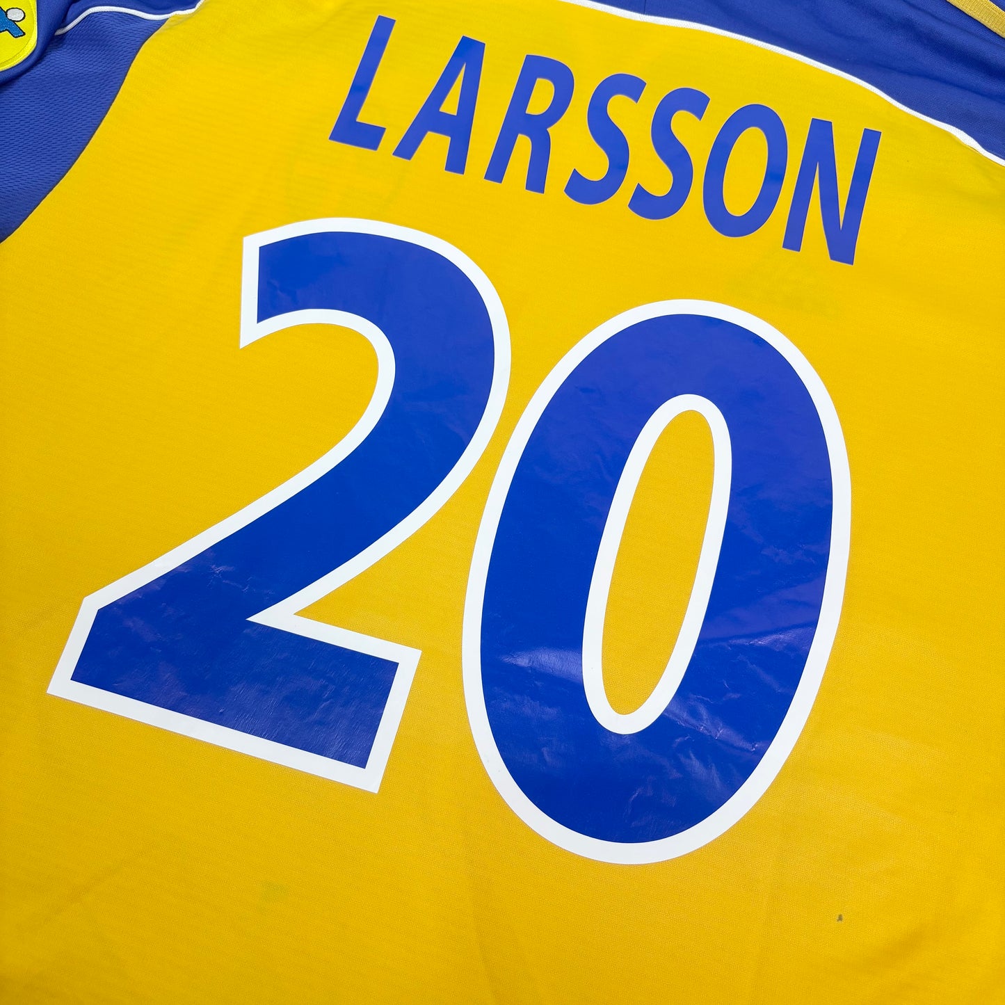 2000/01 Sweden Home Shirt - Larsson - L