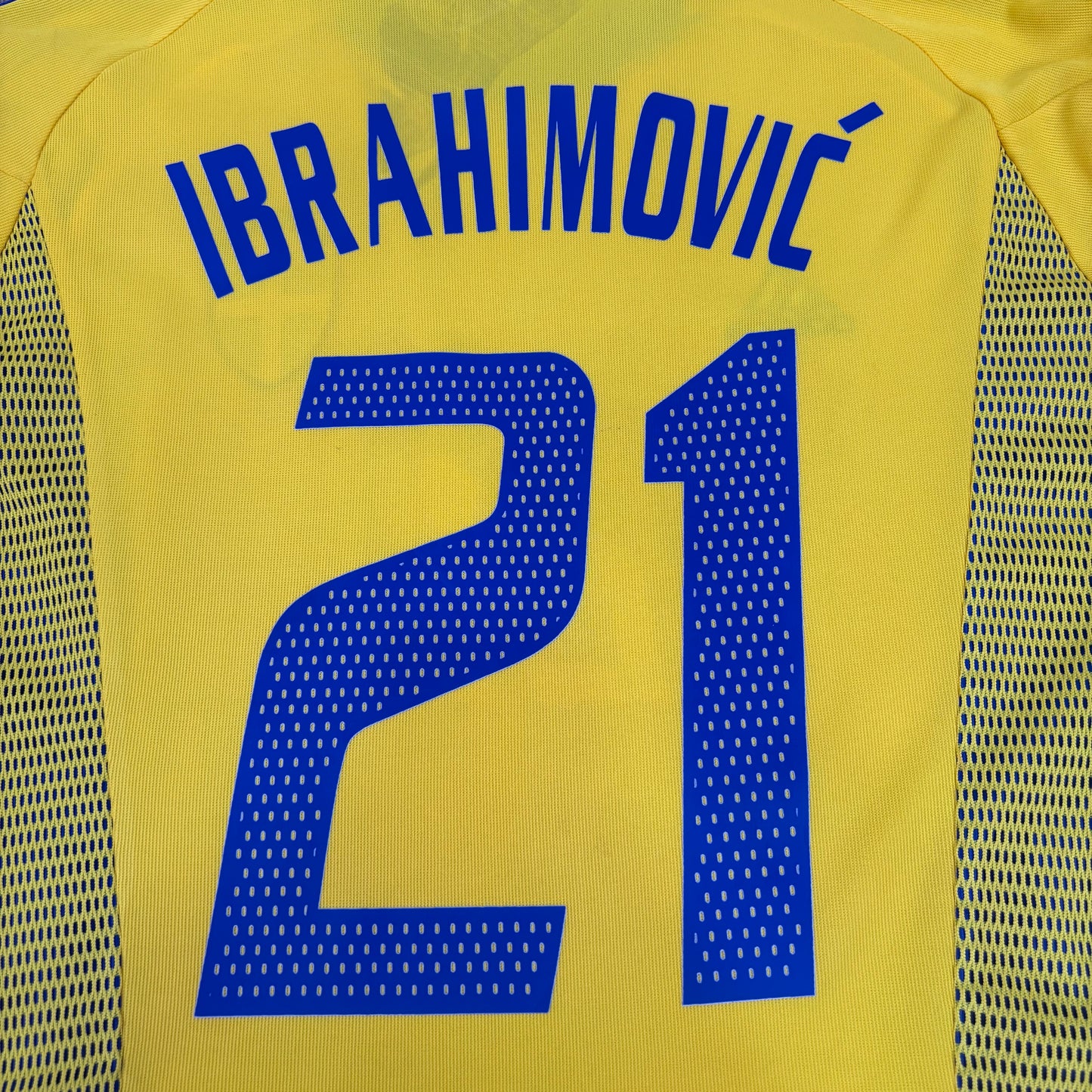2002/03 Sweden Home Shirt - Ibrahimovic - L