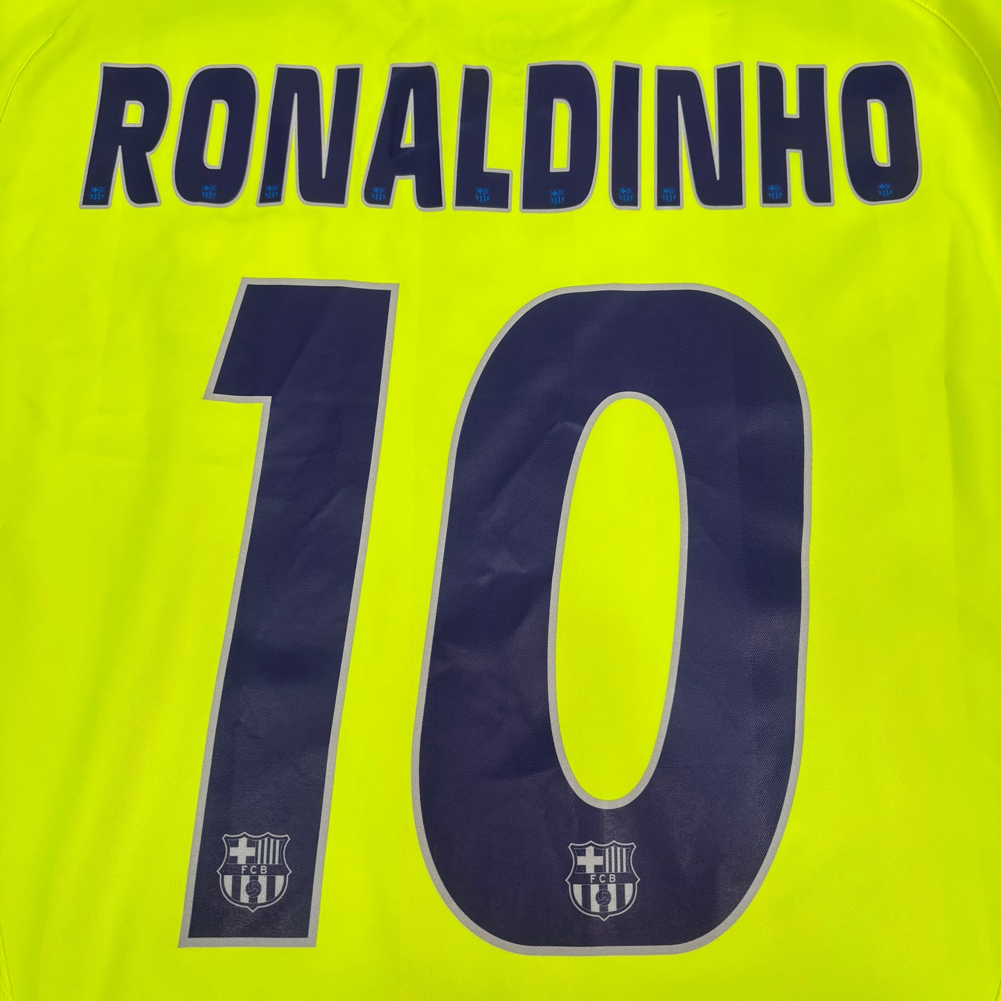 2005/06 Barcelona Away Longsleeve Shirt - Ronaldinho - L