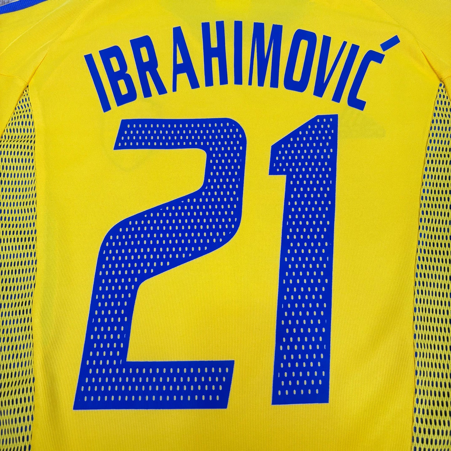 2002/03 Sweden Home Shirt - Ibrahimovic - M