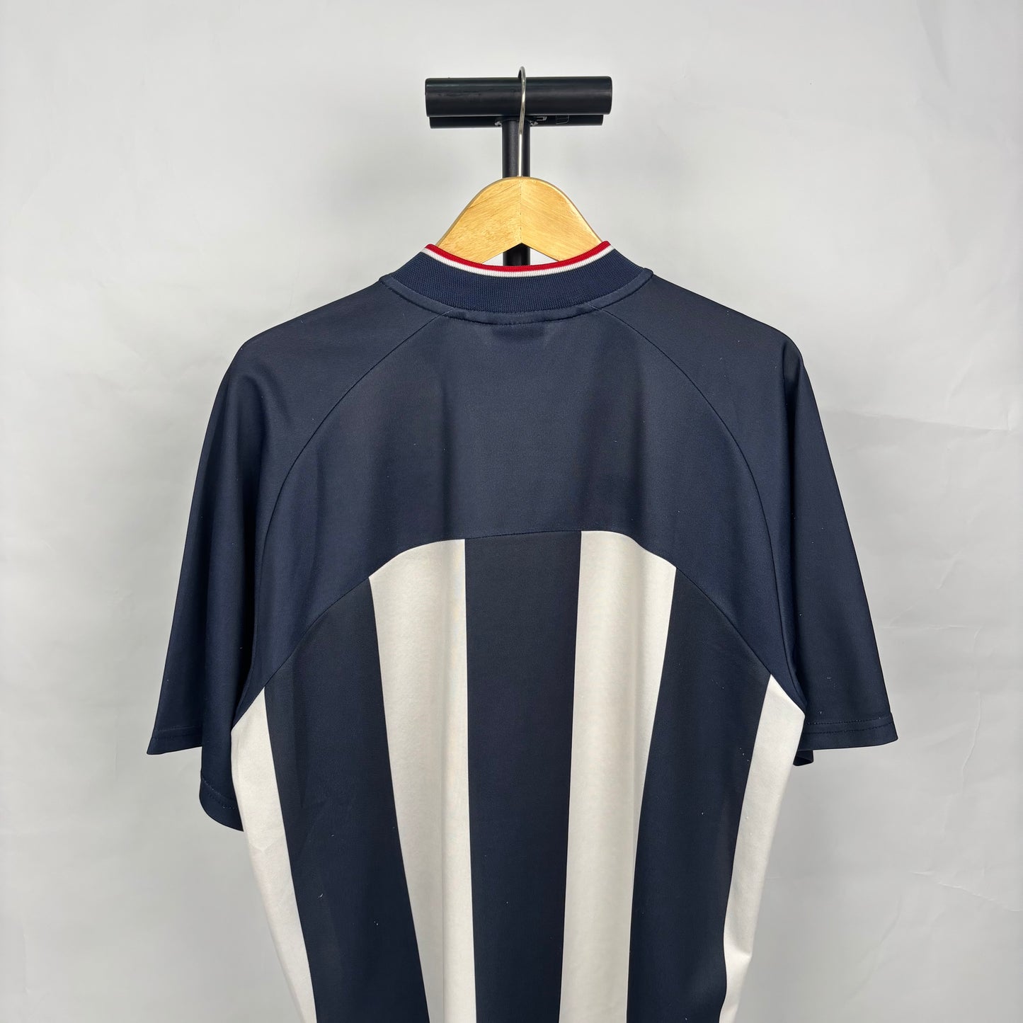 West Bromwich Albion Home Maillot de foot 2020 - 2021. Sponsored by West Bromwich Albion Home Maillot de foot 2020 - 2021. Sponsored by