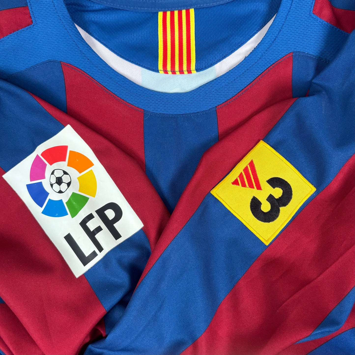 2005/06 Barcelona Home Longsleeve Shirt - Ronaldinho - L