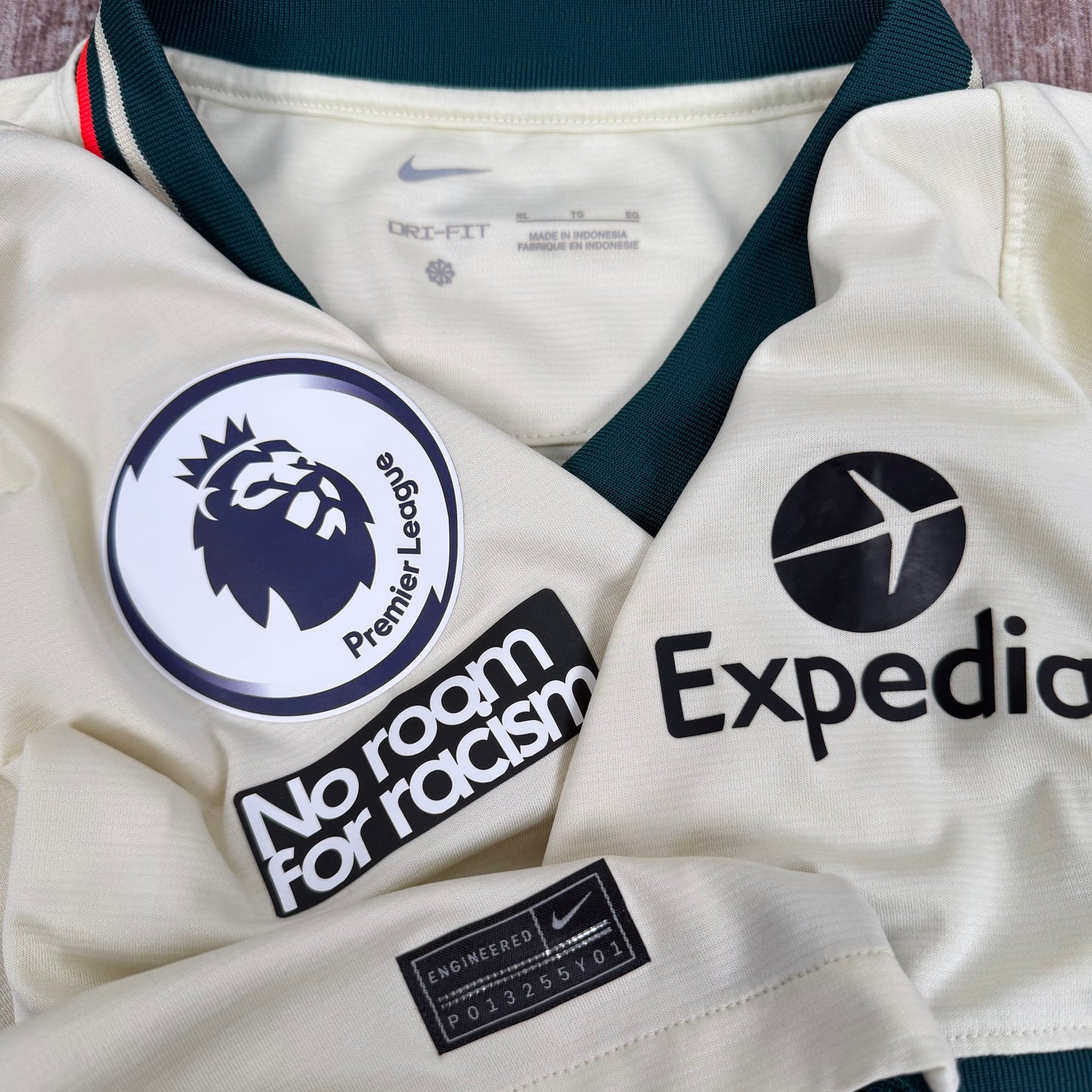 2021/22 Liverpool Away Shirt - Mo Salah - XL
