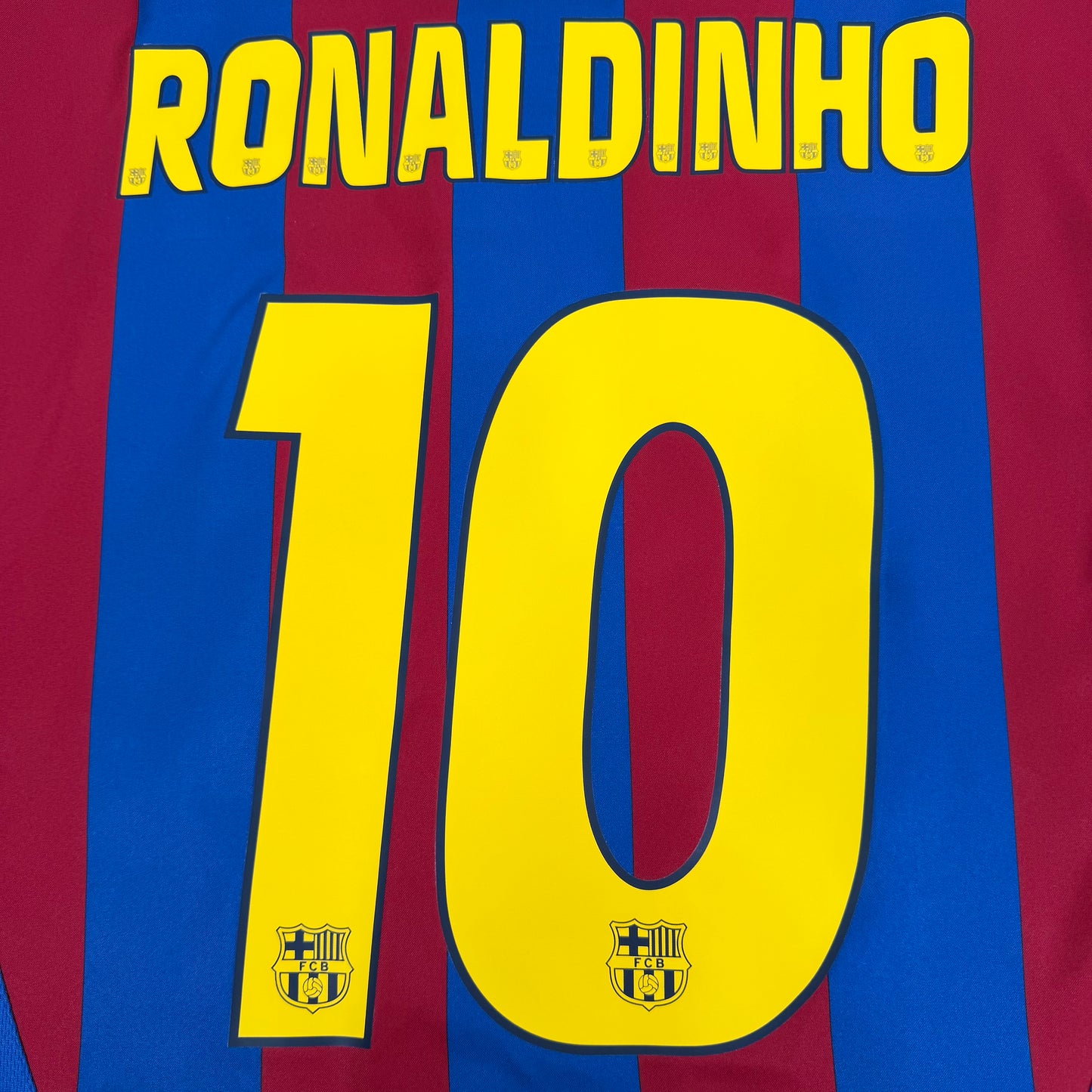 2005/06 Barcelona Home Shirt - Ronaldinho - L