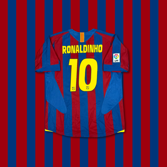 2005/06 Barcelona Home Shirt - Ronaldinho - L