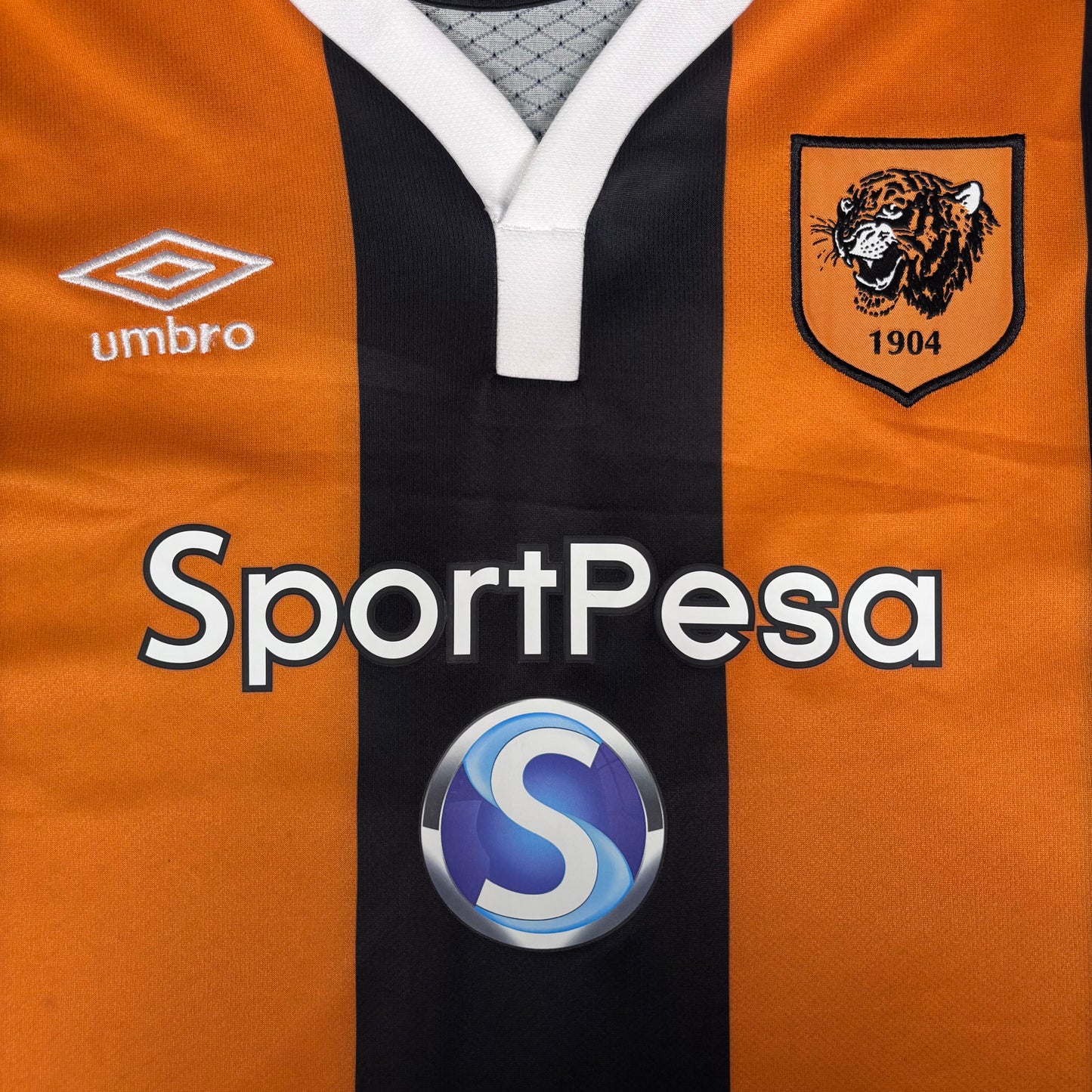 2016/17 Hull City Home Shirt - Maguire - New with Tag - L