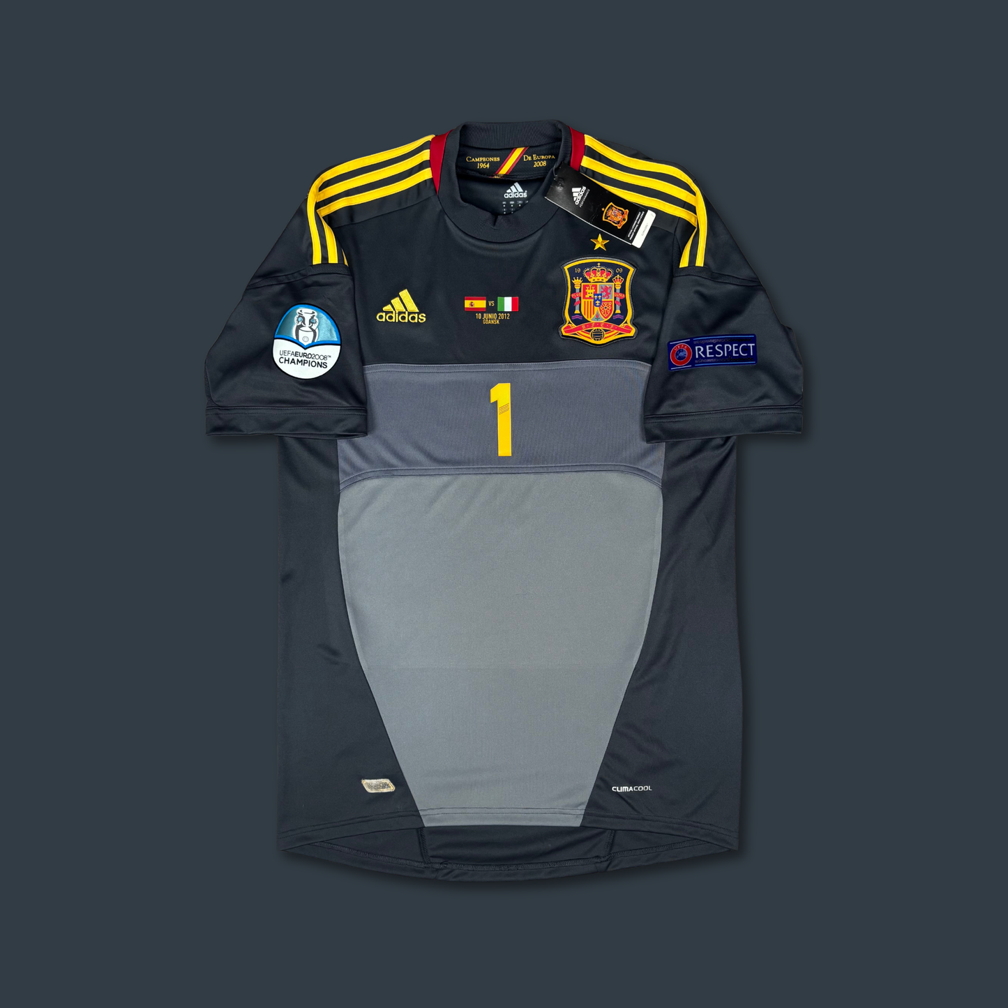 2012/13 Spain Goalkeeper Shirt - Casillas - M - New with Tag