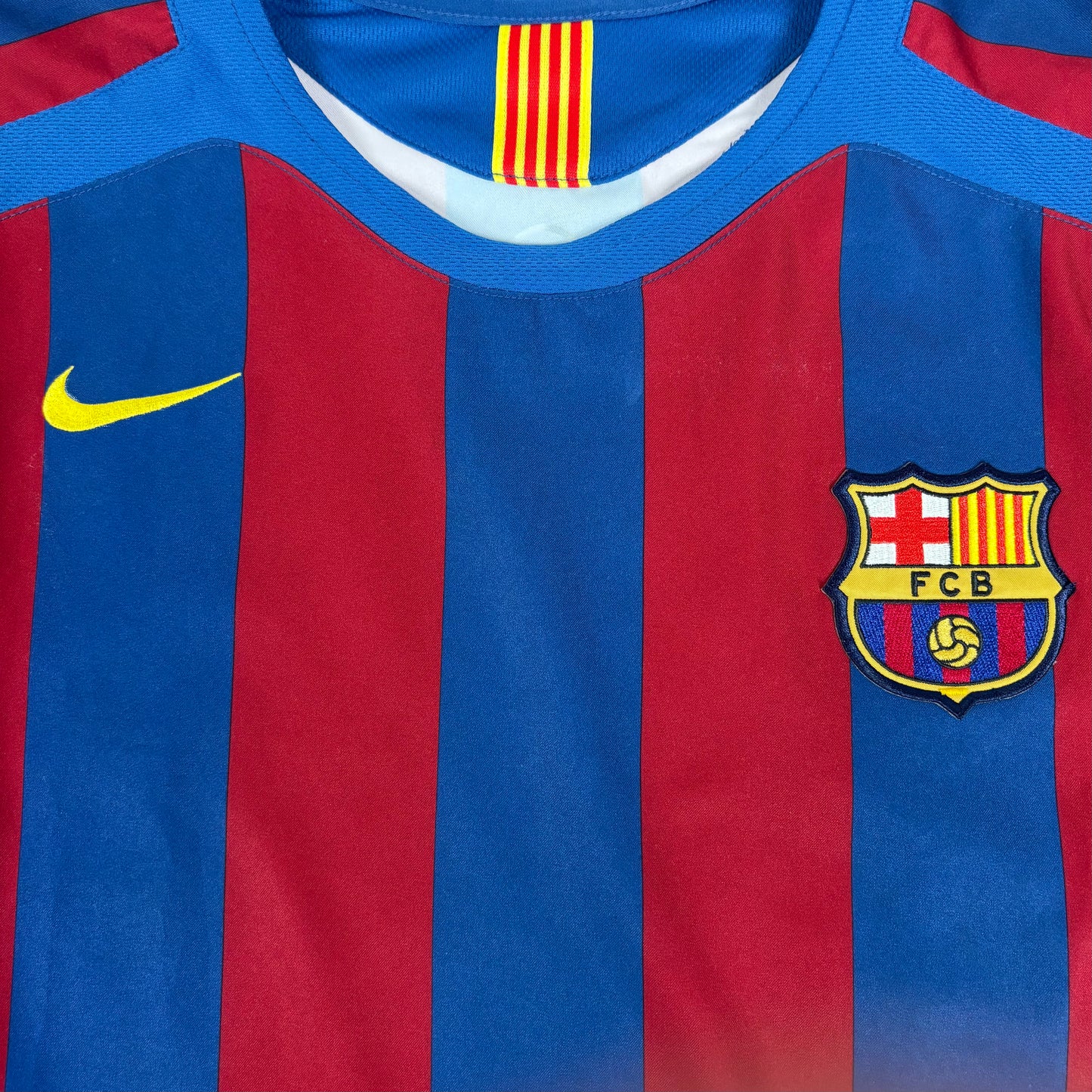 2005/06 Barcelona Home Longsleeve Shirt - Ronaldinho - L