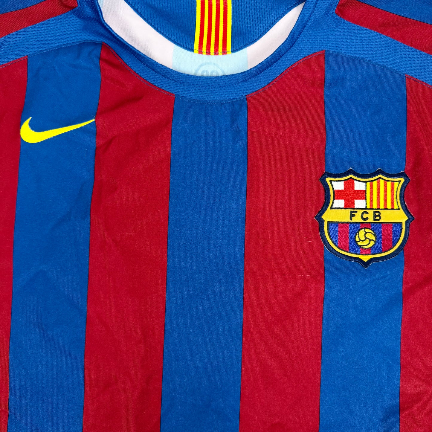 2005/06 Barcelona Home Shirt - Ronaldinho - L